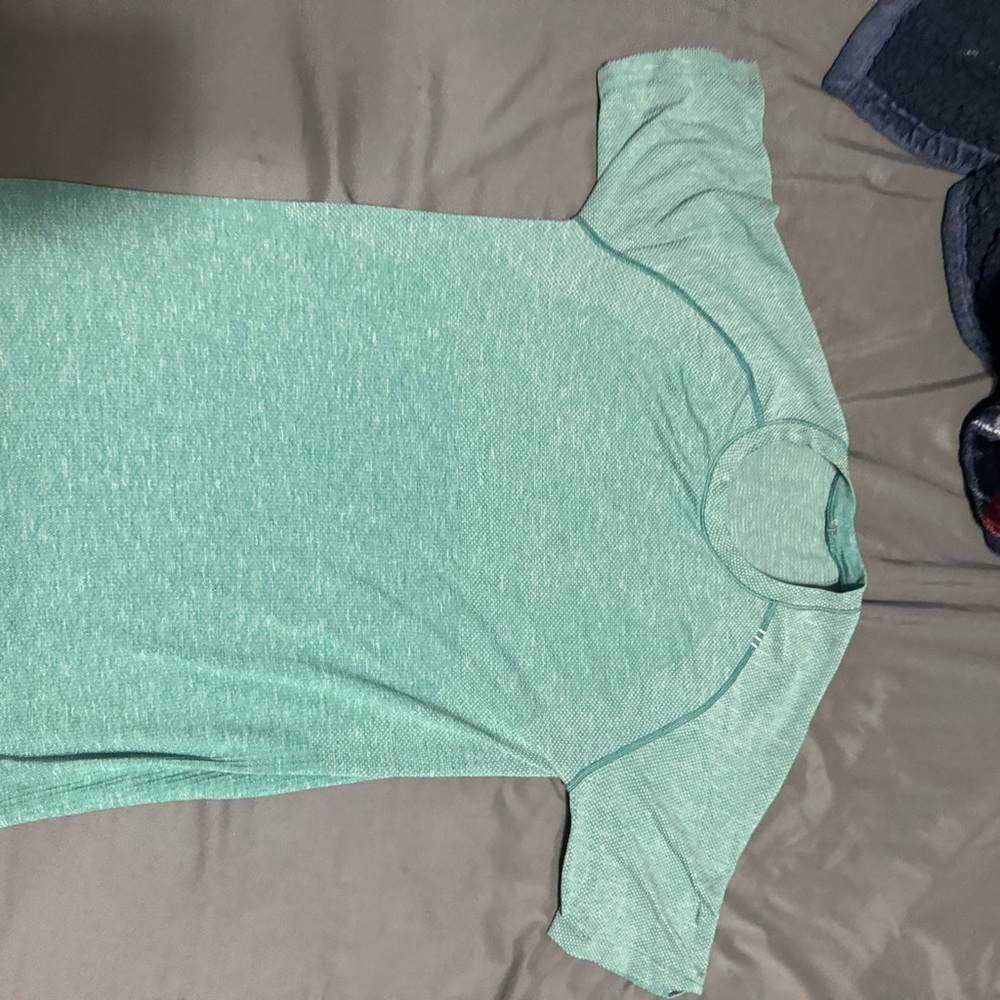 Men’s metal vent T-shirt Lululemon size small teal